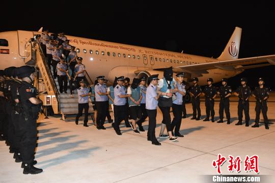 犯罪嫌疑人乘機(jī)抵達(dá)成都?！“苍?攝