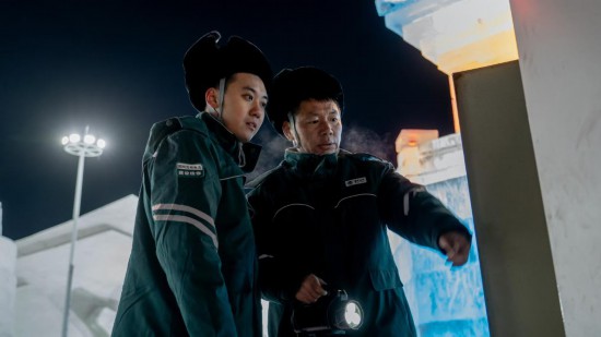 長春市冰雪新天地園區(qū)內(nèi)，長春市雙陽區(qū)供電公司工作人員正在檢查低壓配電箱。新華社記者 段續(xù) 攝