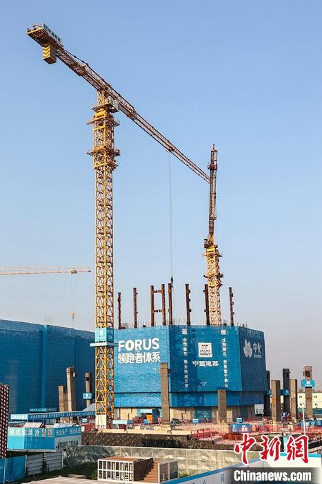 從完成頂層設(shè)計(jì)到如火如荼大規(guī)模建設(shè)，六年來，雄安新區(qū)如春天的竹子一般拔節(jié)生長，這座承載千年大計(jì)的“未來之城”已雄姿初顯。從“一張白紙”開始著墨，如今的雄安新區(qū)已是濃墨重彩的“山水畫”。<a target='_blank' href='/'>中新社</a>記者近日走訪了雄安新區(qū)多地，從“藍(lán)綠金”三色感受這座“未來之城”的巨大變化。圖為7月19日，河北雄安新區(qū)，中國中化總部基地項(xiàng)目施工現(xiàn)場(chǎng)。 <a target='_blank' href='/'>中新社</a>記者 易海菲 攝