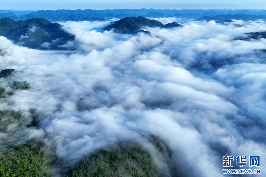 重慶:八月里云海流瀑 瞰群山如畫(huà)