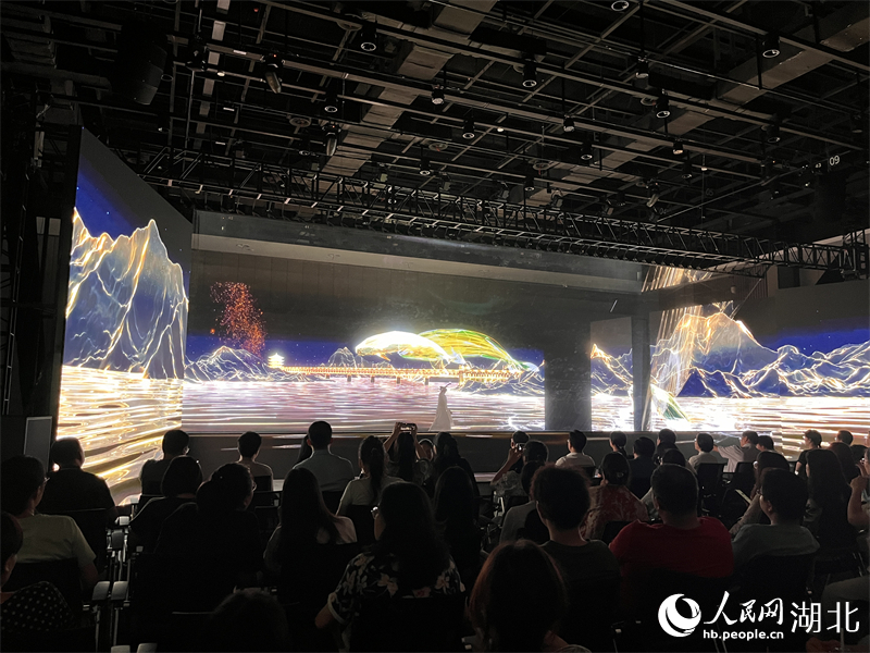 武漢長(zhǎng)江大橋、黃鶴樓、江豚等充滿(mǎn)荊楚元素畫(huà)面呈現(xiàn)眼前。人民網(wǎng)記者 張雋攝