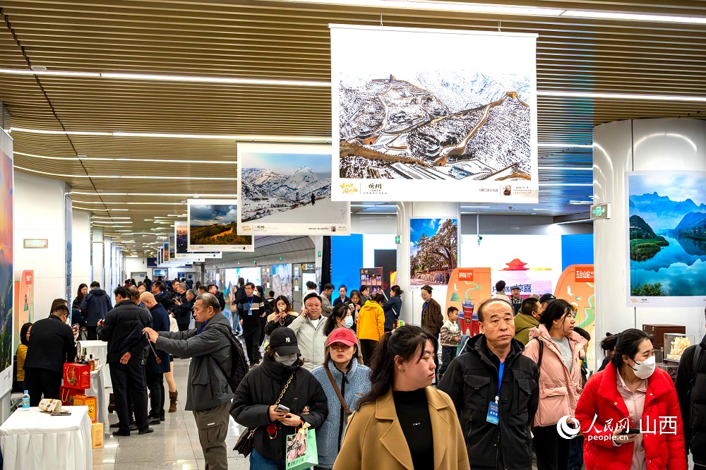 “相約忻州·盡享冬韻”暨“乘地鐵游山西”主題攝影展(忻州)在太原地鐵長(zhǎng)風(fēng)街站啟幕。