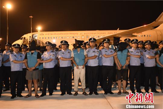 被押解回蓉的犯罪嫌疑人?！“苍?攝