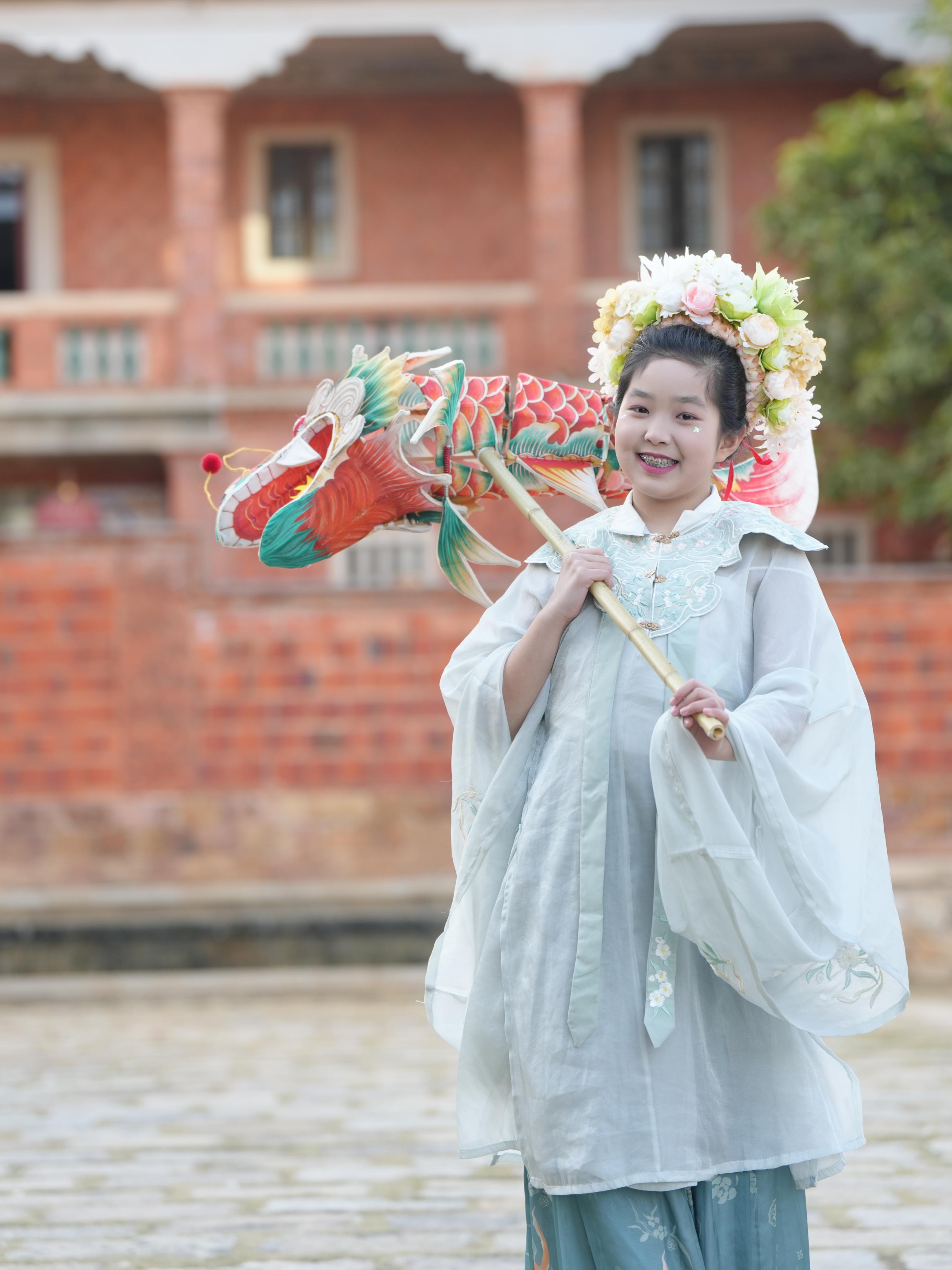 在泉州，沈女士為女兒拍下頭戴簪花的照片。受訪者供圖
