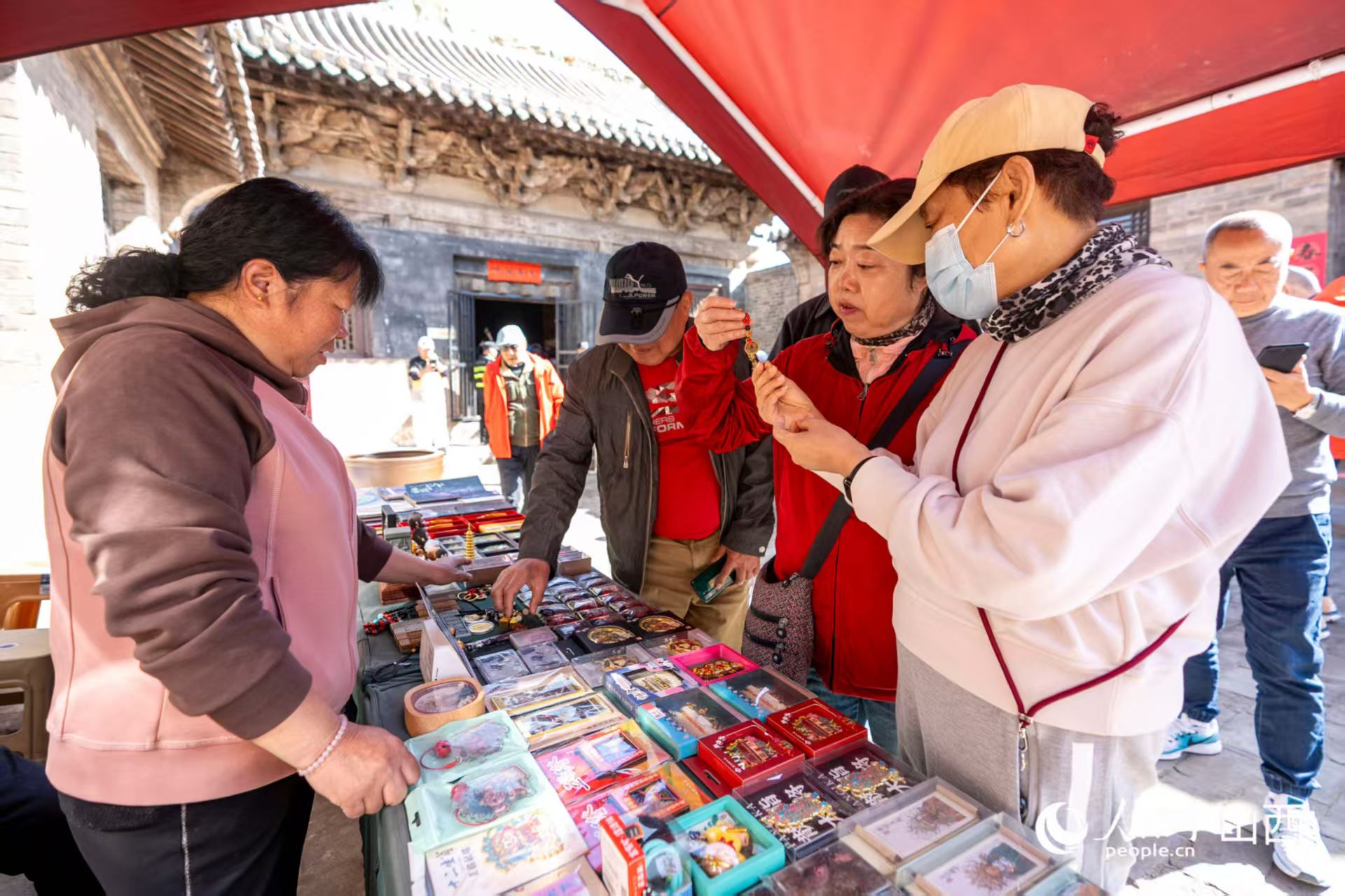游客在山西省高平市鐵佛寺選購文創(chuàng)產(chǎn)品。人民網(wǎng)記者 盧鵬宇攝