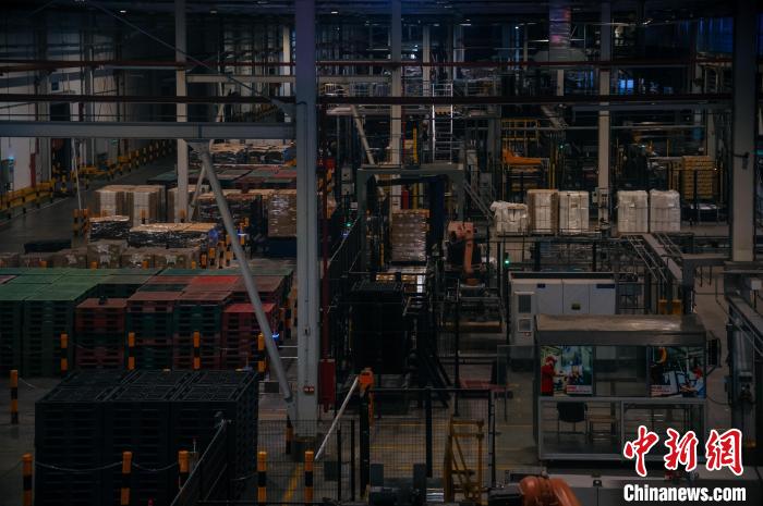 基地依托數(shù)字技術(shù)打造“黑燈工廠”?！±钅宪?攝