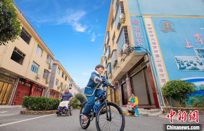 溪邳村一角?！菓c堂 攝