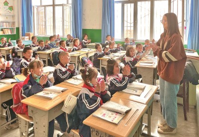 2023年5月，西北師范大學學生在新疆阿克蘇地區(qū)溫宿縣吐木秀克鎮(zhèn)第一小學實習支教。 卓杰攝