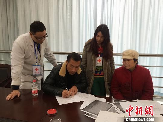 小月的父親和奶奶填寫遺體和器官捐獻(xiàn)志愿書。重慶紅會(huì)供圖