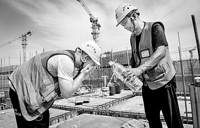 近日,多地迎來(lái)高溫天氣,圖為中鐵十二局工人在河北雄安新區(qū)大河片區(qū)安置房項(xiàng)目建設(shè)現(xiàn)場(chǎng)洗臉解暑。 新華社發(fā)