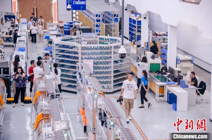 圖為莆田雙馳鞋業(yè)個性化定制示范工廠。　李南軒 攝