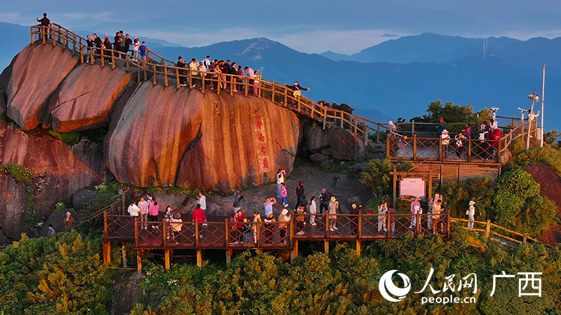 游客在觀賞日出。人民網(wǎng) 雷琦竣攝