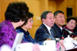 3月8日，全國政協(xié)舉行教育界別聯(lián)組會議，教育部部長袁貴仁右三到會聽取建議。
