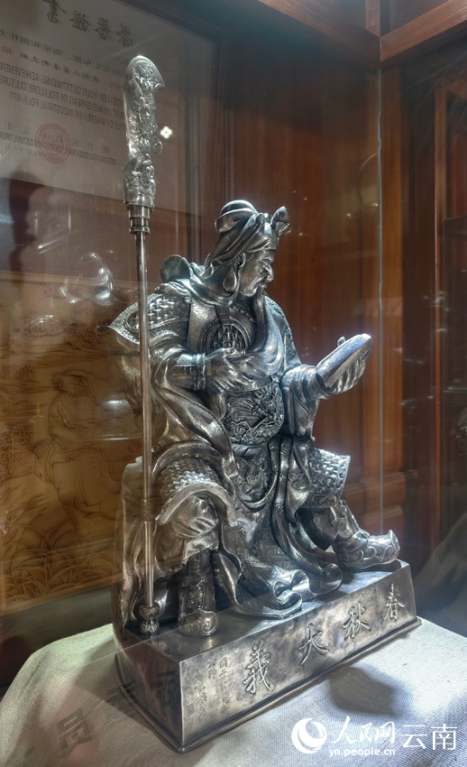 5寸發(fā)標(biāo)制作的關(guān)公像。人民網(wǎng)記者 符皓攝 5寸發(fā)標(biāo)制作的關(guān)公像。人民網(wǎng)記者 符皓攝