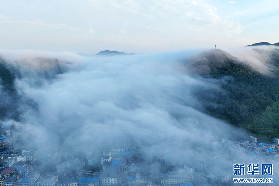 重慶:八月里云海流瀑 瞰群山如畫(huà)