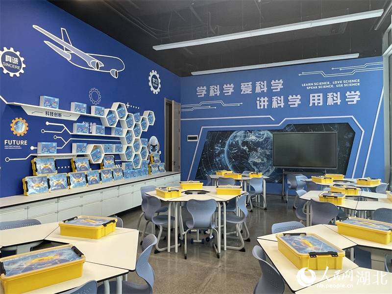 “夢(mèng)幻靈境”AI展演中心研學(xué)教室。人民網(wǎng)記者 周恬攝