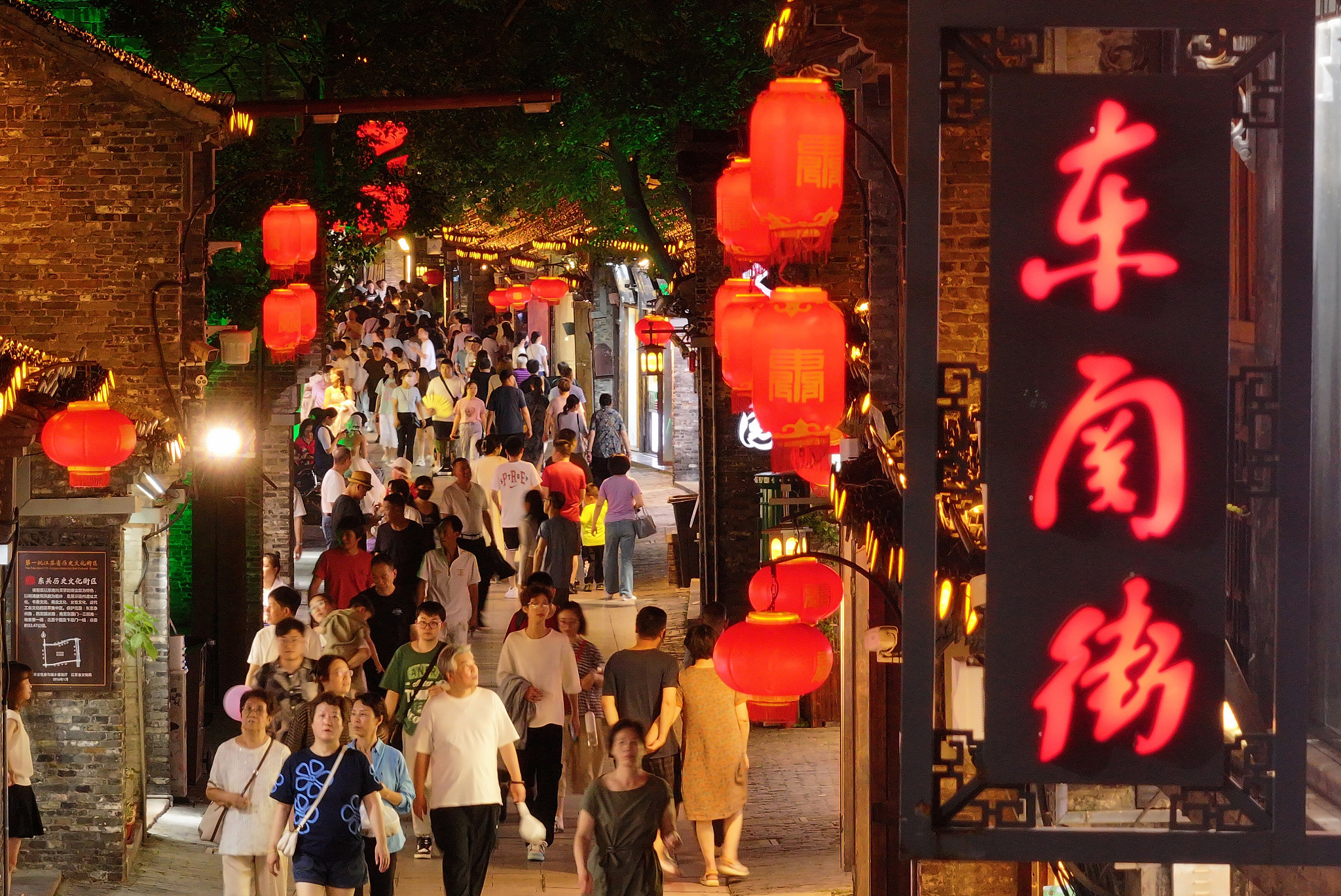 江蘇揚州:“夜經濟”點亮古街夏日夜生活(圖片來源:視覺中國) 江蘇揚州:“夜經濟”點亮古街夏日夜生活(圖片來源:視覺中國)