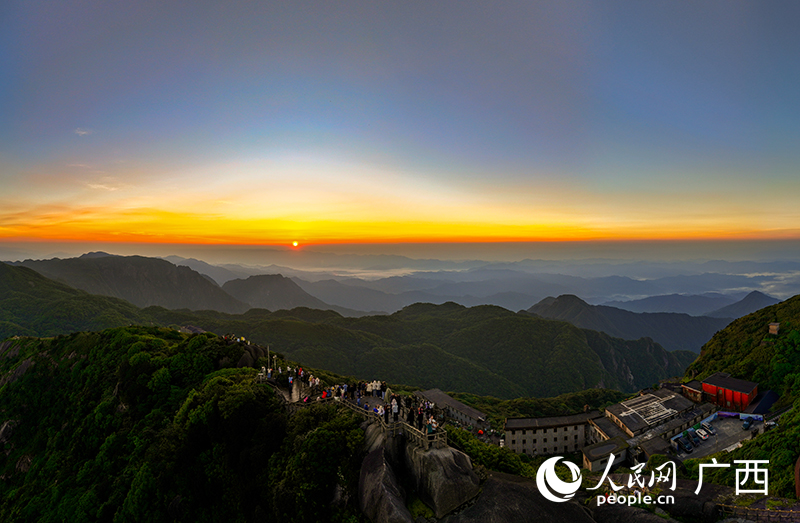 紅日破云而出。人民網(wǎng) 雷琦竣攝