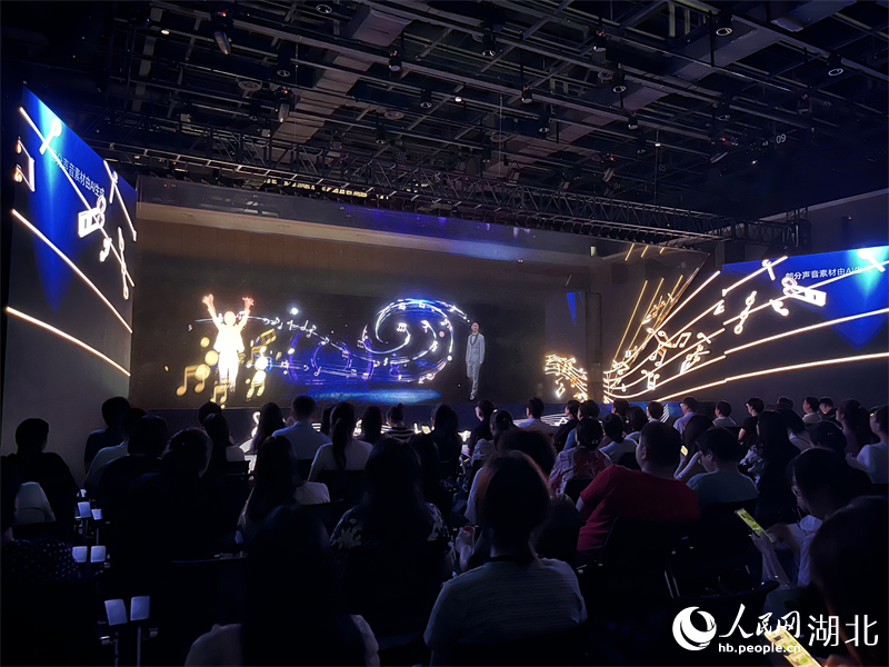 “夢(mèng)幻靈境”AI展演現(xiàn)場(chǎng)火爆。人民網(wǎng)記者 張雋攝