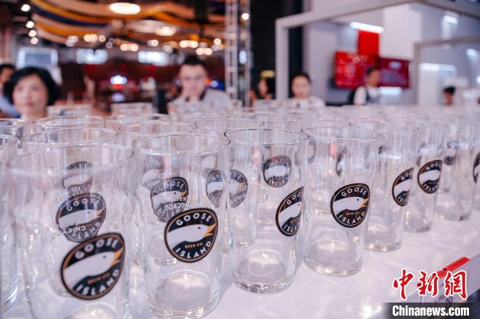 基地內(nèi)，各式啤酒文化周邊產(chǎn)品在出售?！±钅宪?攝