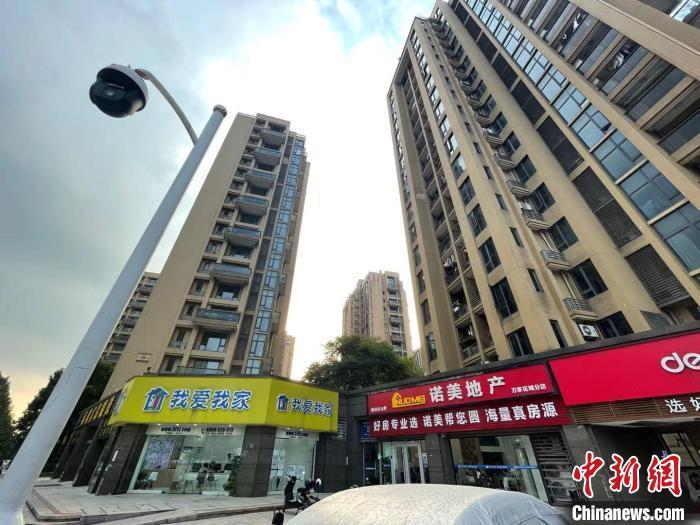 多家房地產(chǎn)中介。 蘇婷 攝