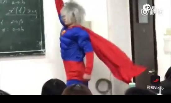 殺馬特闖入大學(xué)直播大鬧課堂 涉事3人被拘罰款