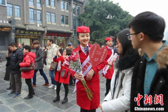 四川一高校開“浪漫”課 情人節(jié)賣花掙學(xué)分 四川一高校開“浪漫”課 情人節(jié)賣花掙學(xué)分