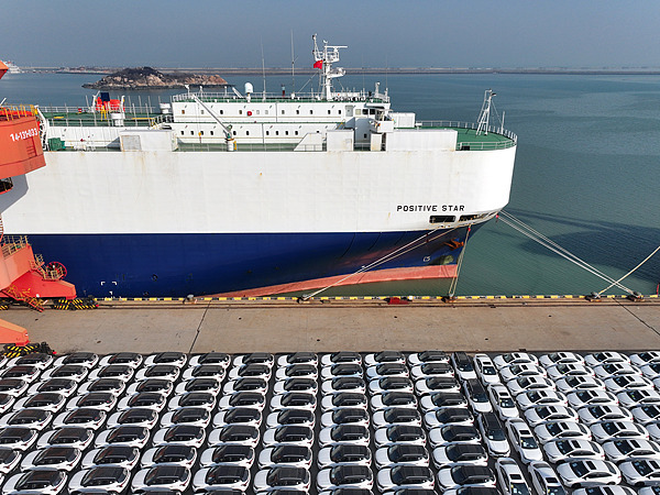 在江蘇省連云港，中國生產(chǎn)的汽車正加緊裝船出口海外。