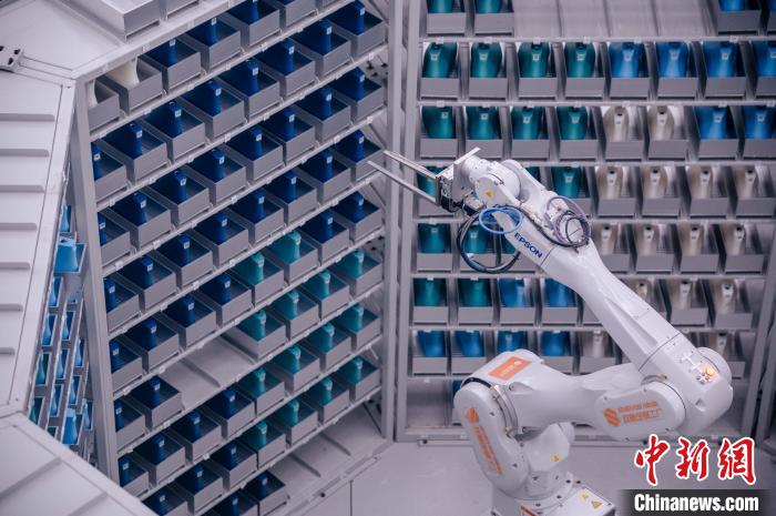 車間里，鞋楦配送機(jī)械臂在有序工作?！±钅宪?攝