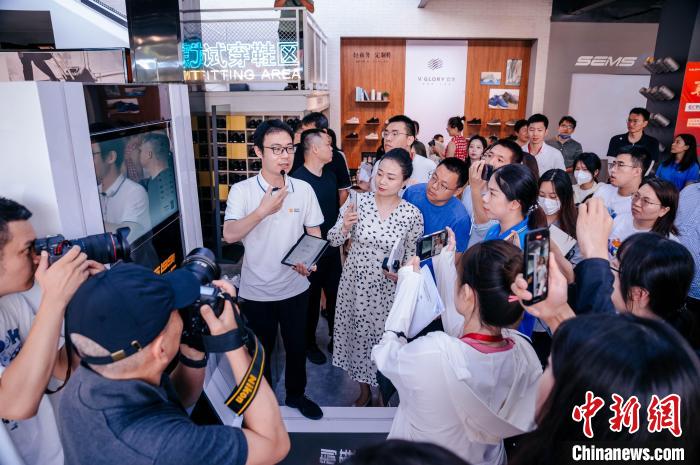 定制示范工廠可從腳型測量儀采集數(shù)據(jù)，按需進(jìn)行“私人訂制”?！±钅宪?攝