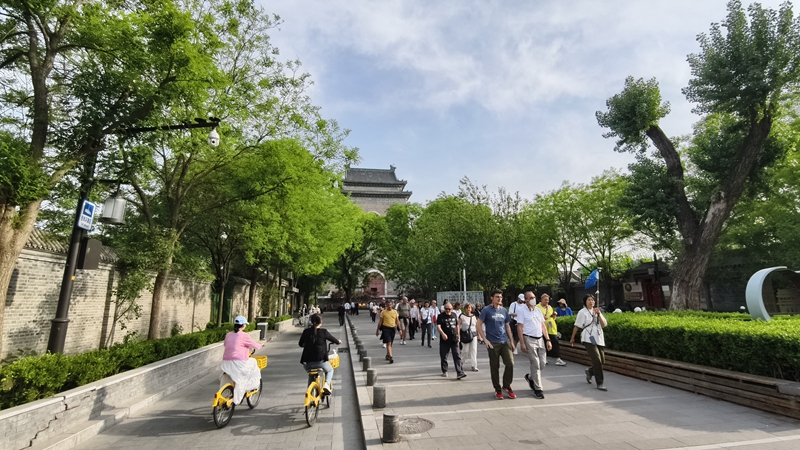 外國(guó)游客游覽北京鼓樓。人民網(wǎng)記者 李楠樺攝