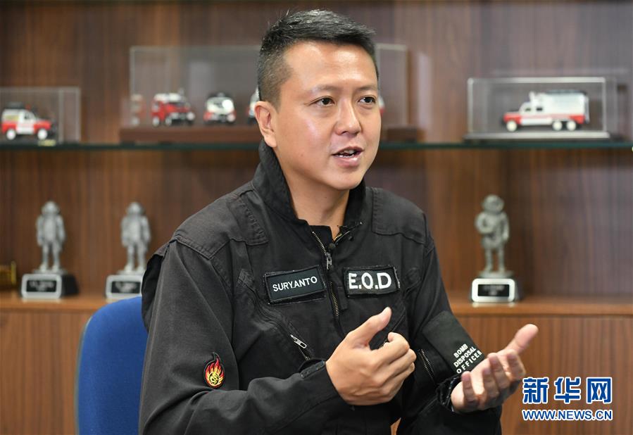 （港澳臺(tái)·香港故事·圖文互動(dòng)）（1）用手觸摸二戰(zhàn)炸彈的人——訪香港警方拆彈專家