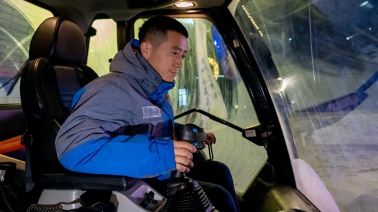 吉林市松花湖滑雪度假區(qū)內(nèi)，工作人員正駕駛壓雪車平整雪道。新華社記者 唐成卓 攝