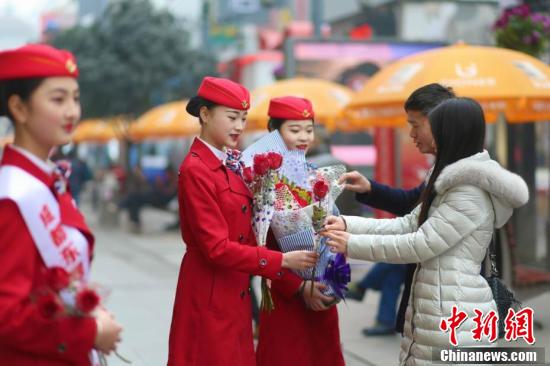 四川一高校開“浪漫”課 情人節(jié)賣花掙學(xué)分 四川一高校開“浪漫”課 情人節(jié)賣花掙學(xué)分
