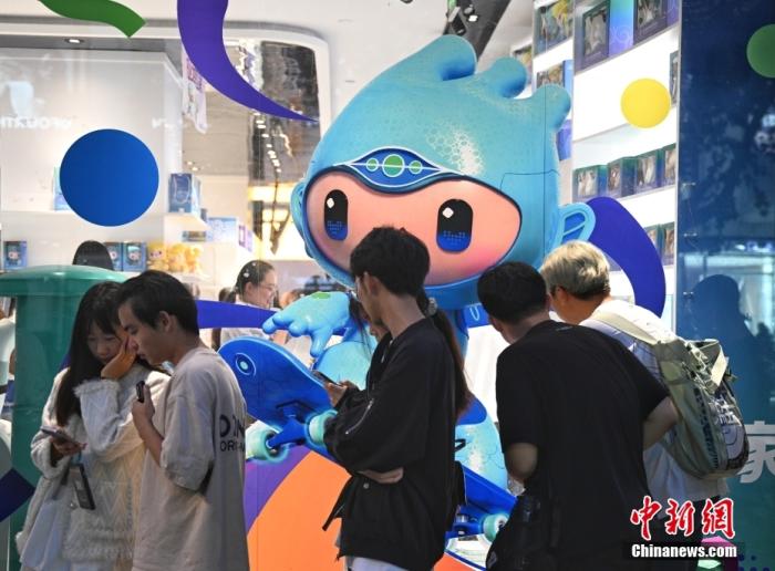 資料圖：9月23日，杭州第19屆亞運(yùn)會(huì)開幕式在浙江杭州奧體中心體育場(chǎng)舉行。圖為游人在亞運(yùn)特許商品店外排隊(duì)購物。<a target='_blank' href='/'>中新社</a>記者 王剛 攝