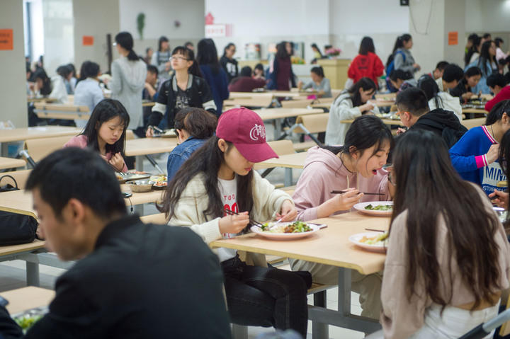 高校食堂賣“兩元蓋澆飯” 12年不漲價(jià)