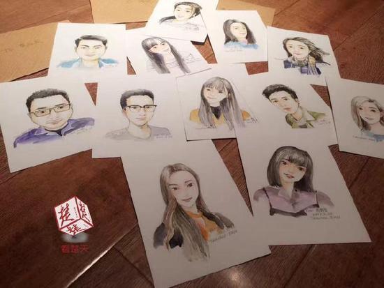 像不像？大學老師為全班畢業(yè)生畫肖像