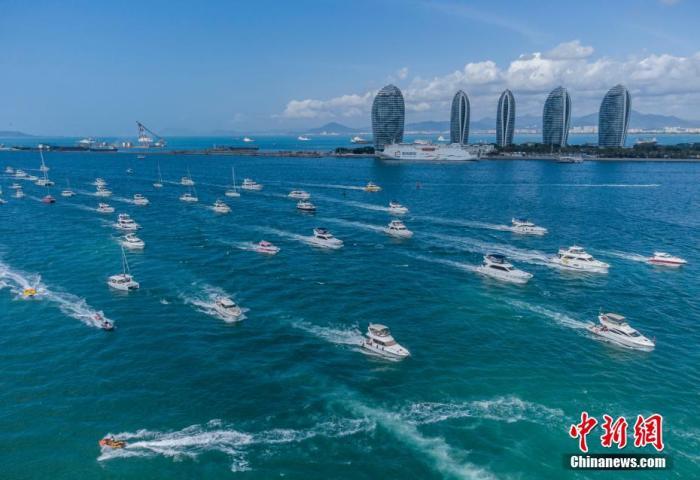 資料圖：航拍三亞眾多出海游玩的游艇回港。 駱云飛 攝