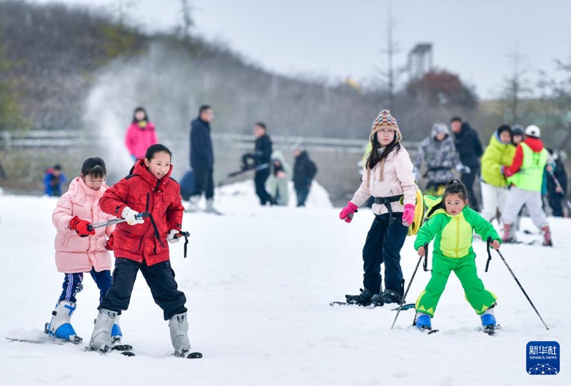 2月23日，滑雪愛好者在貴陽市高坡云頂滑雪場滑雪。新華社記者 楊文斌攝