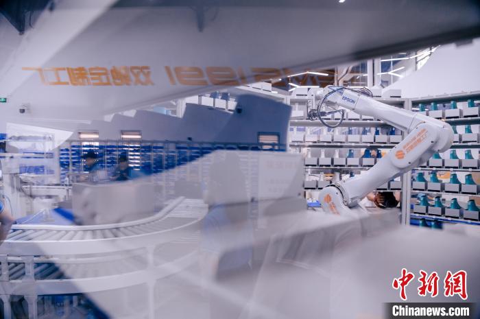 最快一個多小時，“私人訂制”的鞋子就能完成生產(chǎn)?！±钅宪?攝