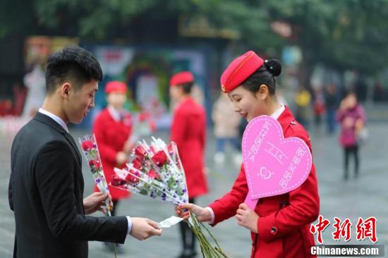 四川一高校開“浪漫”課 情人節(jié)賣花掙學(xué)分 四川一高校開“浪漫”課 情人節(jié)賣花掙學(xué)分