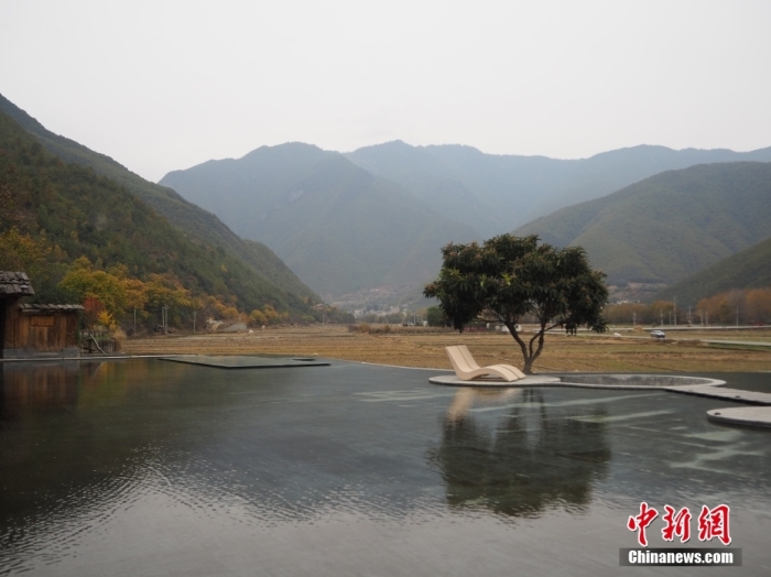 云南迪慶州維西縣塔城鎮(zhèn)啟別村天域塔城酒店，四面被群山環(huán)抱，風(fēng)景宜人。高雅曼 攝