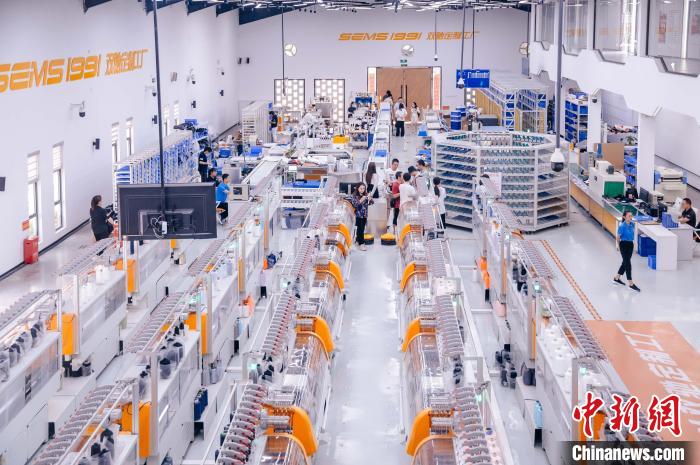 “高質(zhì)量發(fā)展調(diào)研行”主題采訪活動來到福建莆田雙馳鞋業(yè)個性化定制示范工廠?！±钅宪?攝