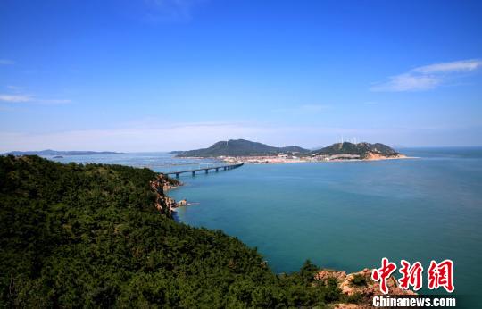 煙臺環(huán)境優(yōu)美、氣候宜人，遍布的海水浴場、濱海觀光景點為游艇帆船產業(yè)發(fā)展創(chuàng)造了條件。(資料圖) 楊兵 攝
