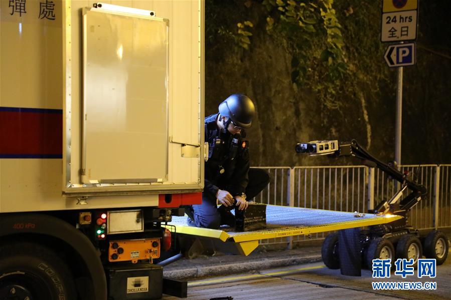 （港澳臺(tái)·香港故事·圖文互動(dòng)）（2）用手觸摸二戰(zhàn)炸彈的人——訪香港警方拆彈專家