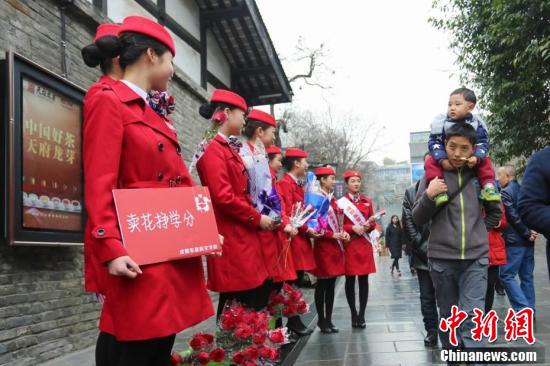 四川一高校開“浪漫”課 情人節(jié)賣花掙學(xué)分 四川一高校開“浪漫”課 情人節(jié)賣花掙學(xué)分